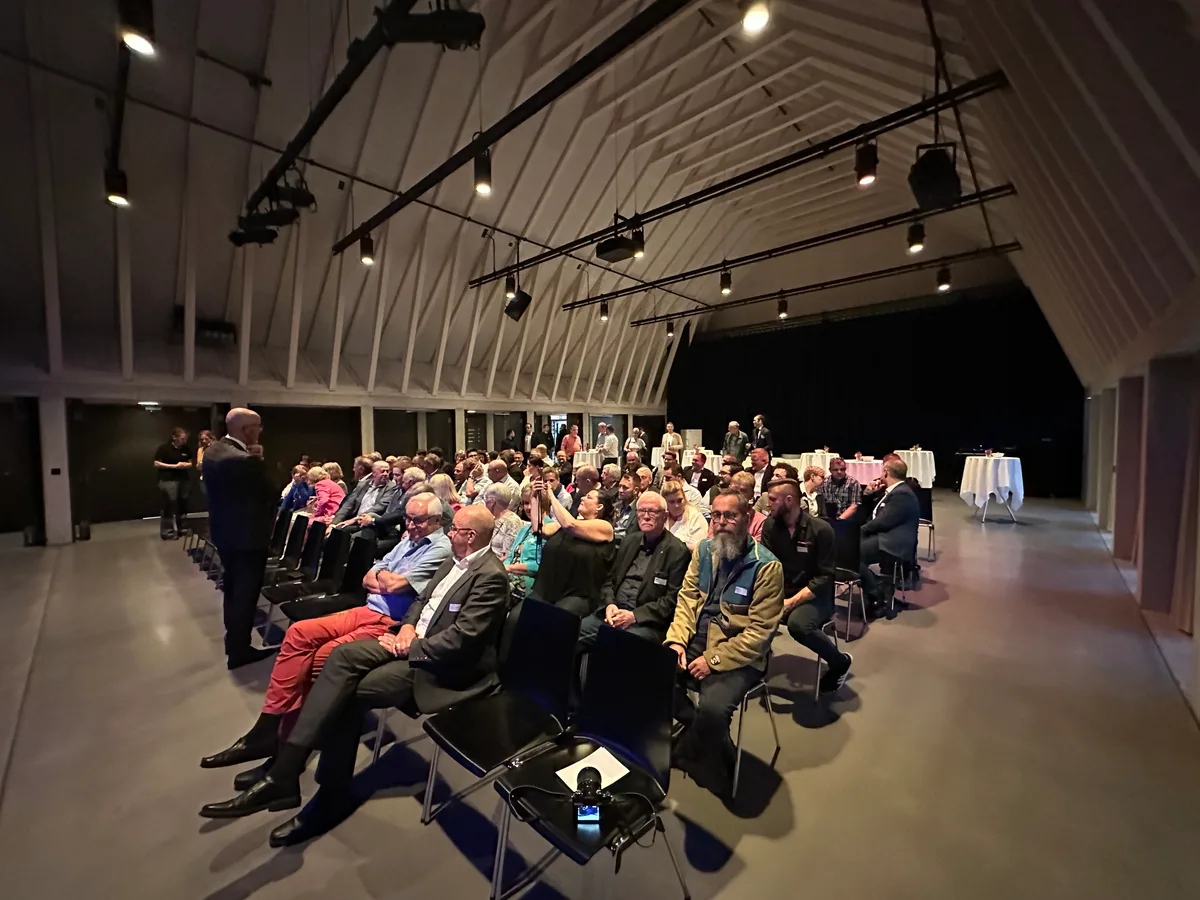 Publikum in einem Saal.